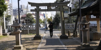 Cameraman entra em Torii, Shibamata Hachiman Jinja 柴又八幡神社. Foto: Michael Glenn